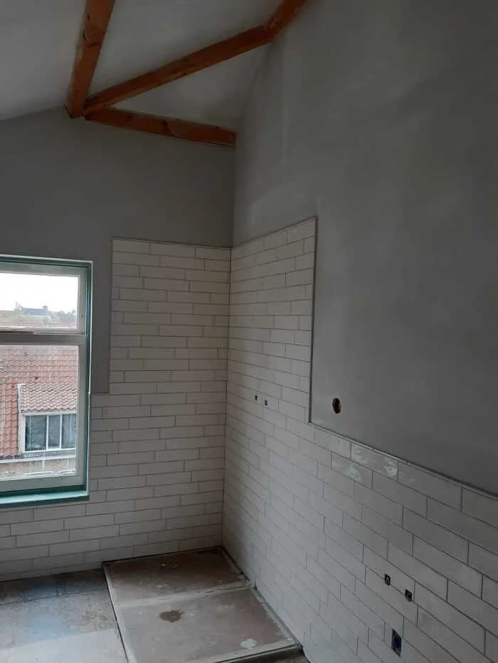 Sommelsdijk - Stukadoren en tegelen badkamer